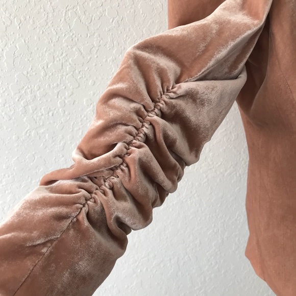 •Fashionista• Champagne Velvet Blazer - Picture 6 of 8